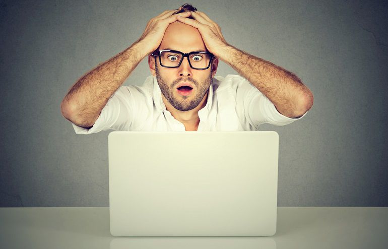 Un développeur complêtement choqué devant son ordinateur, il aurait dû apprendre à coder dans une meilleure école...