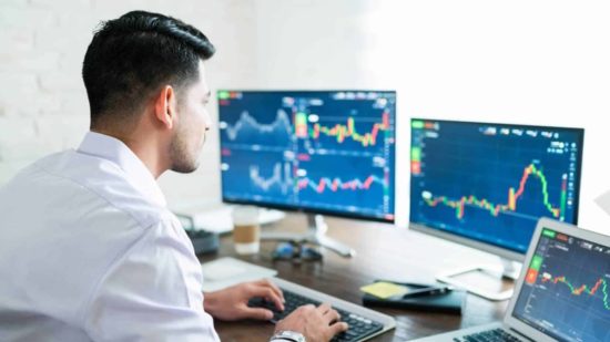 Un homme en train de faire du trading