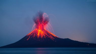 Éruption du volcan d'Anak Krakatau Indonésie