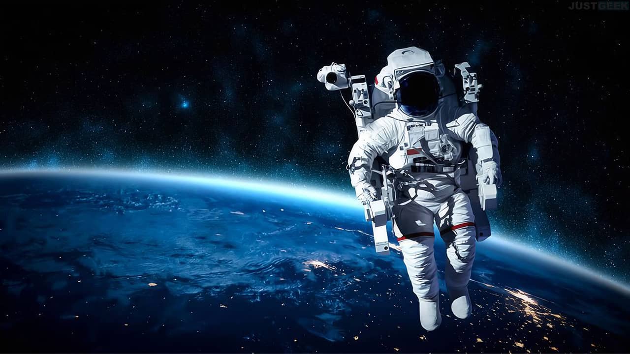 Astronaute dans le vide de l'espace
