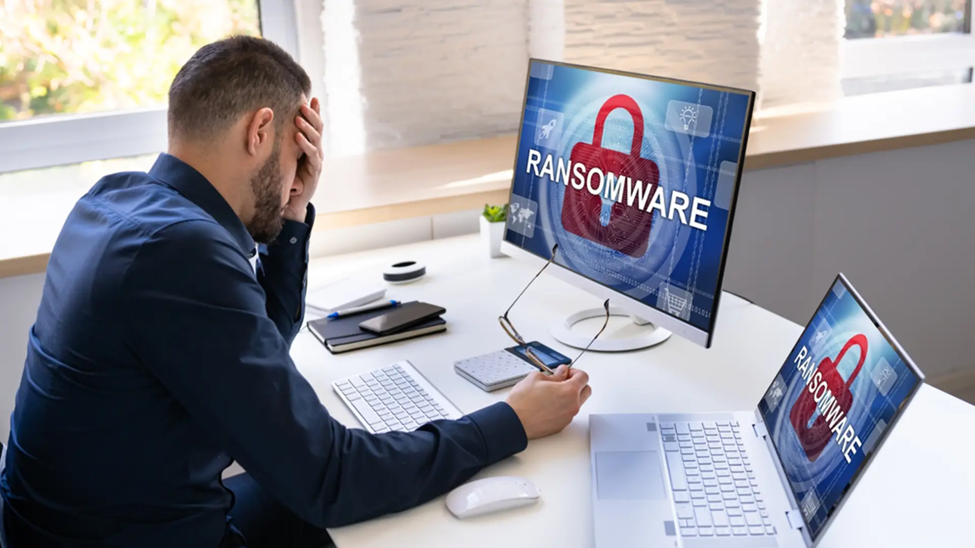 Employé découvrant un message de ransomware affiché sur son écran d’ordinateur au travail