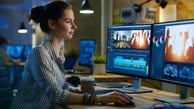 Une femme qui travaille sur un logiciel de montage vidéo gratuit