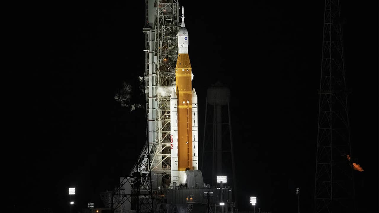 Photographie de nuit de la Fusée Space Launch System (SLS) de la NASA