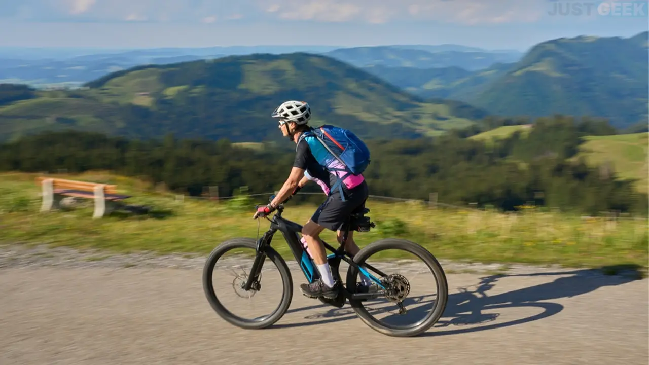 Une femme faisant du vélo électrique à la montagne