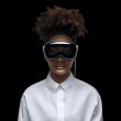 Une femme portant le casque Apple Vision Pro