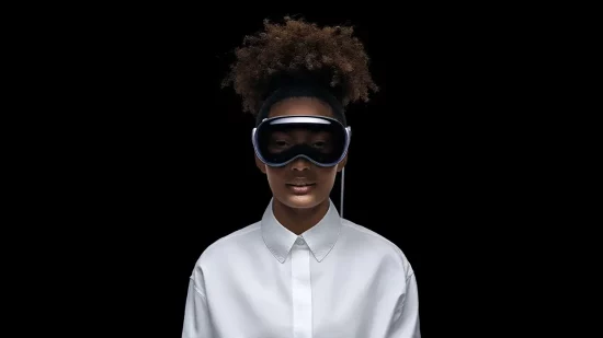 Une femme portant le casque Apple Vision Pro