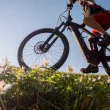 Une femme sur un vélo électrique reconditionné