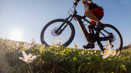 Une femme sur un vélo électrique reconditionné