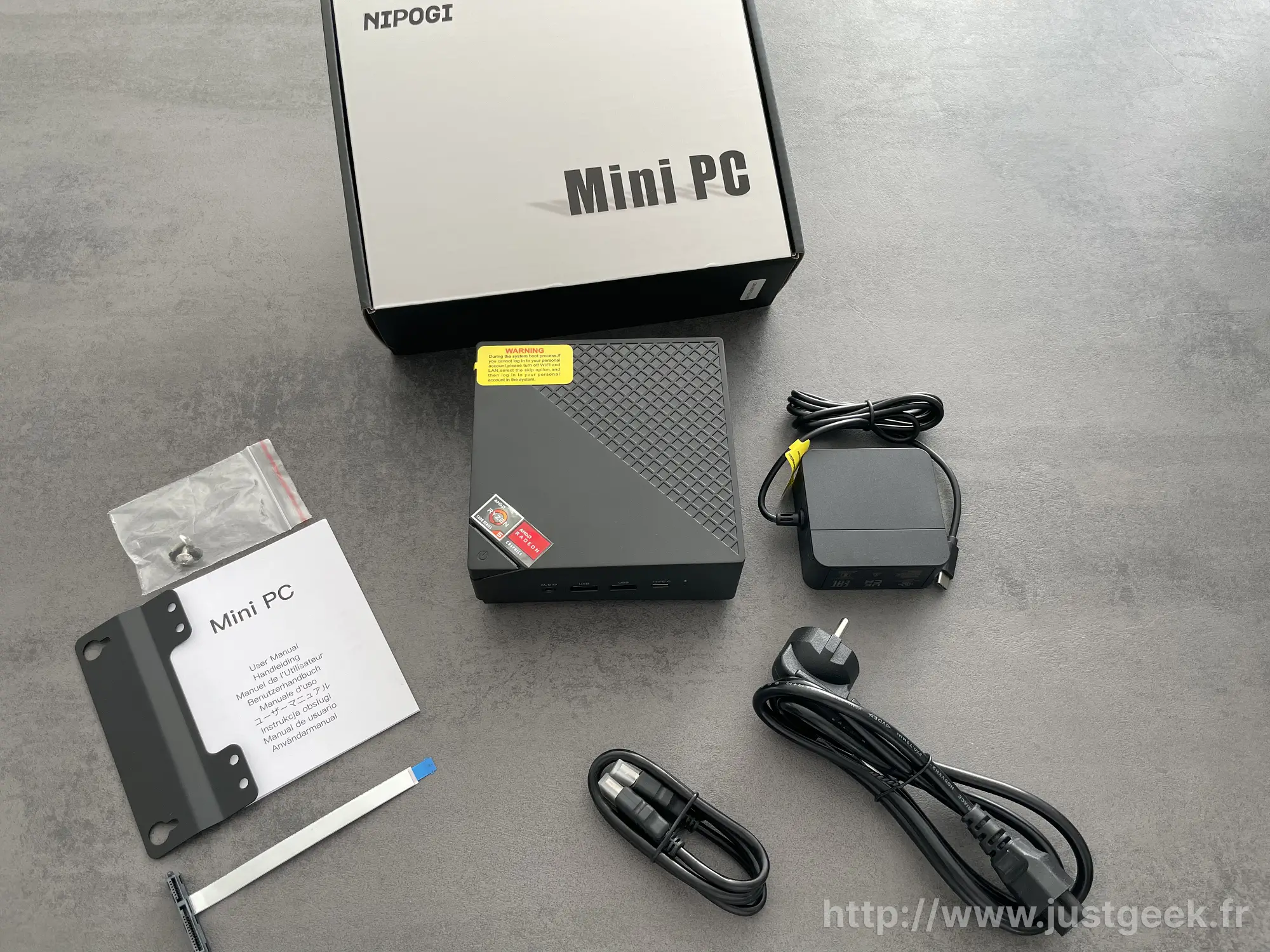 Photo du packaging du mini PC NiPoGi AM06 Pro
