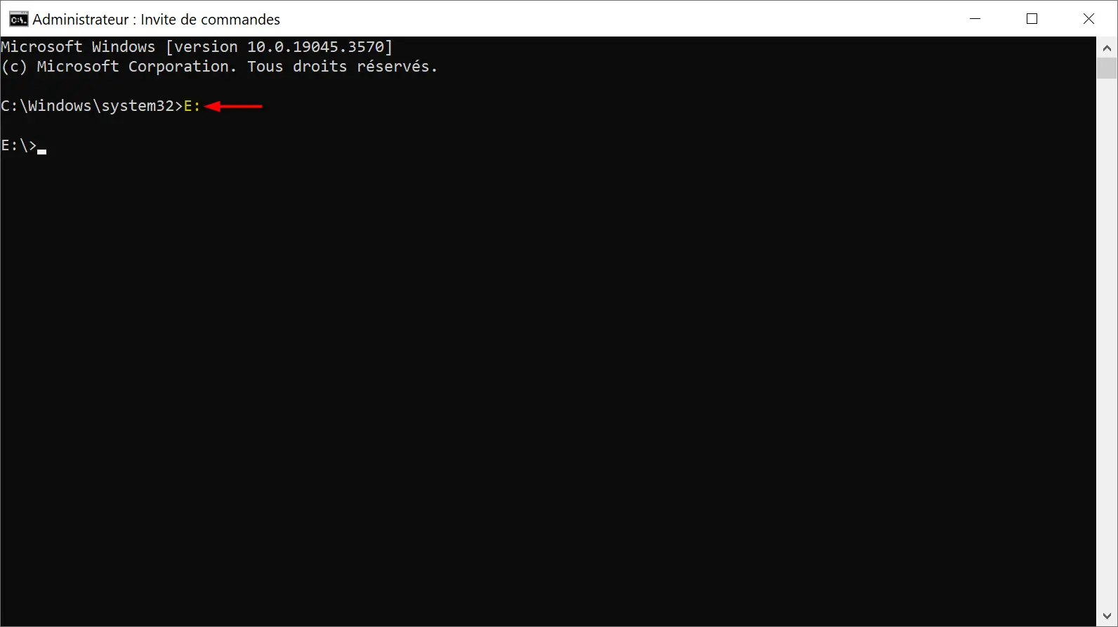 Changement de répertoire vers le lecteur virtuel contenant les fichiers d'installation dans le terminal