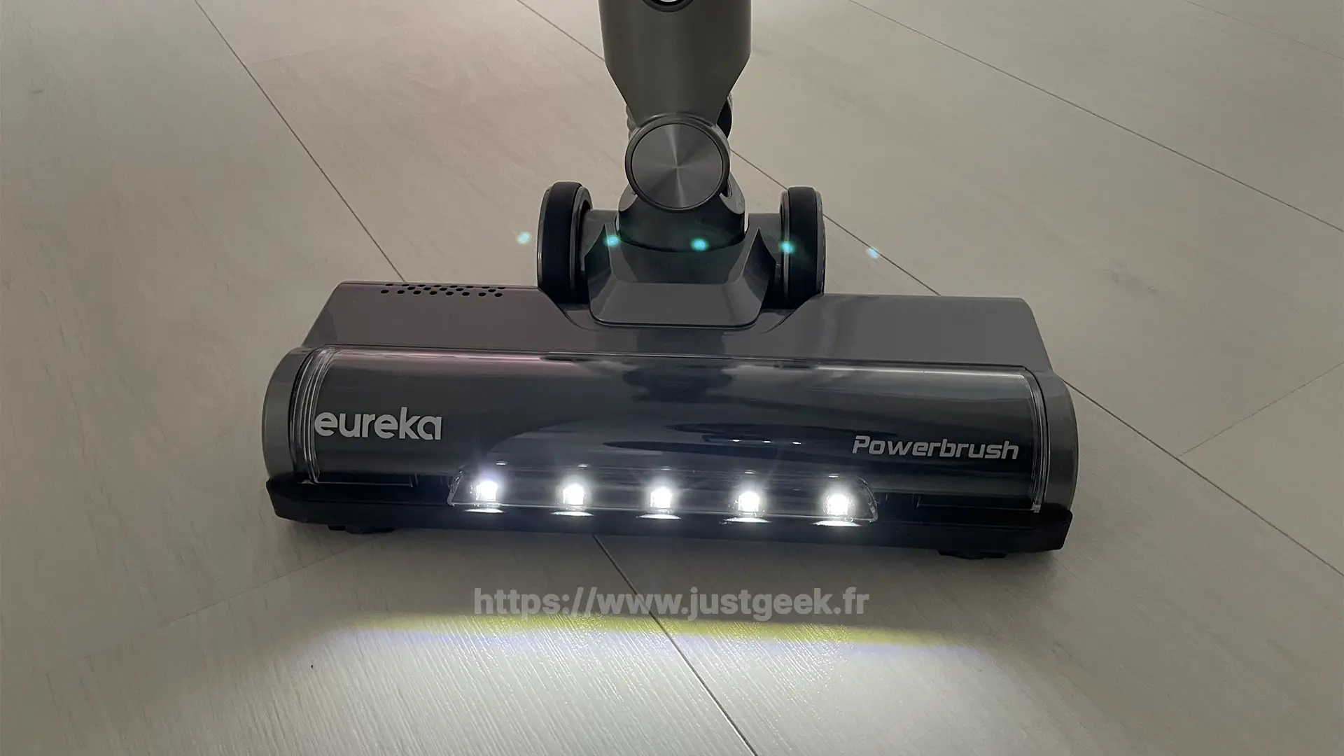 Photo de l'éclairage LED de l'aspirateur balai Eureka AK10