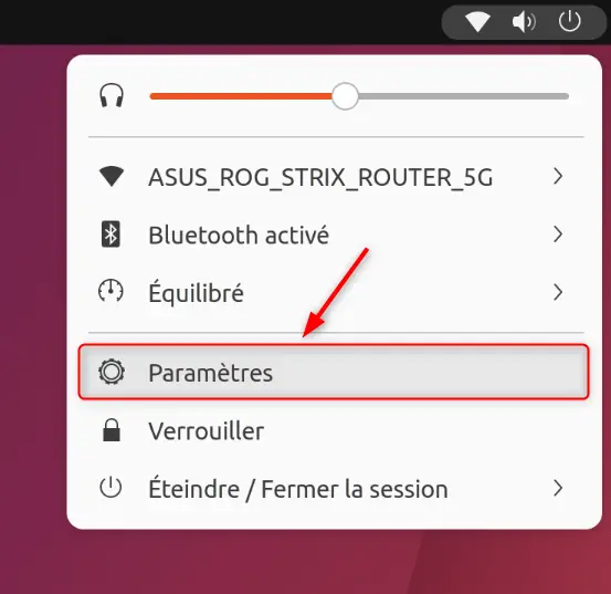Ouverture des paramètres système d'Ubuntu via la barre supérieure GNOME.