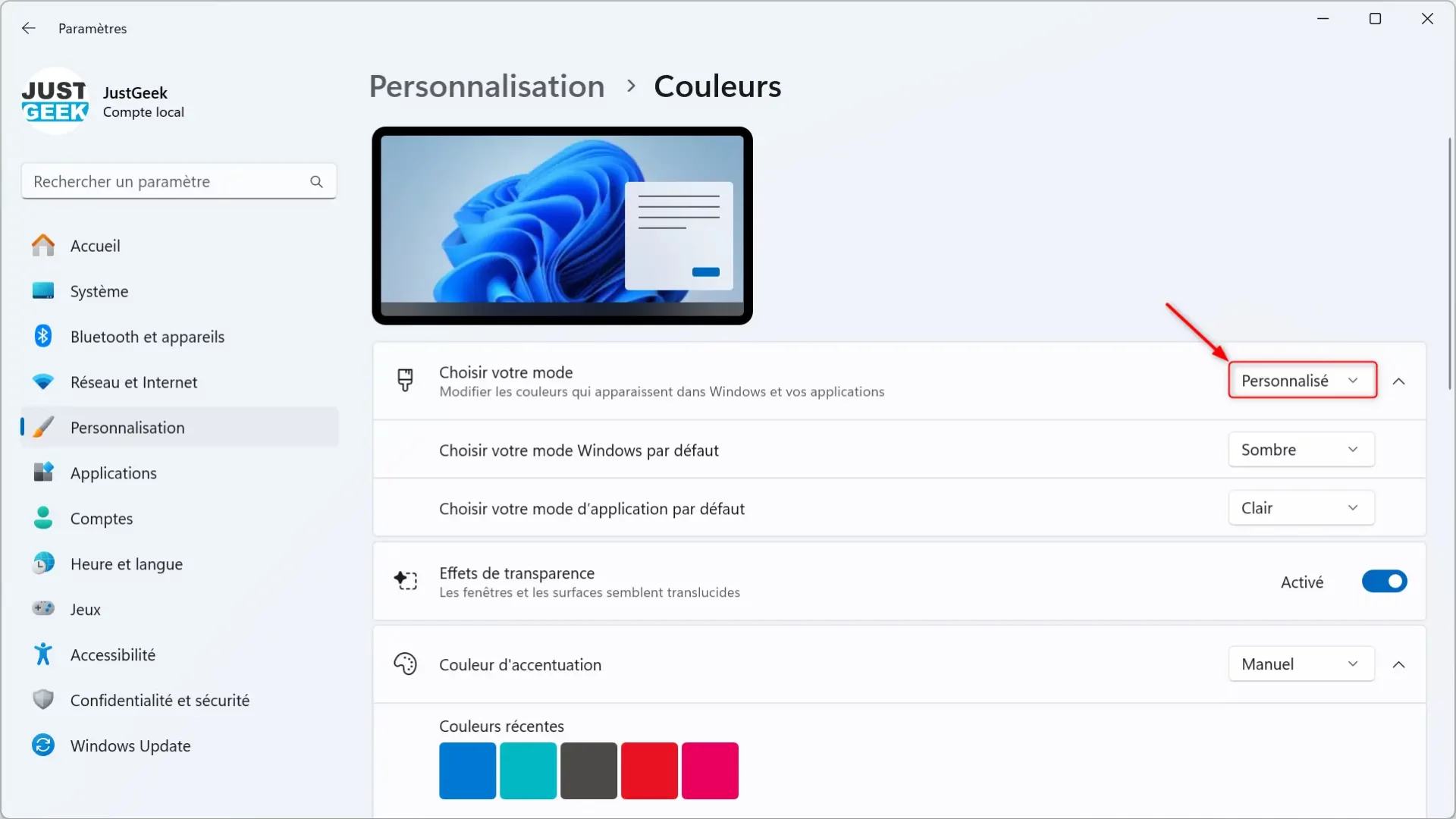 Choisir le mode de couleur. Opter pour « Sombre » ou « Personnalisé » pour rendre les couleurs de la barre des tâches visibles.