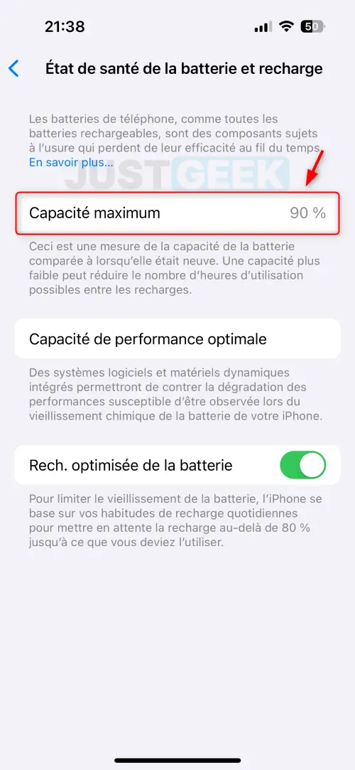 Image illustrant la section "État de santé de la batterie et recharge" dans un iPhone, affichant un pourcentage de capacité maximale.