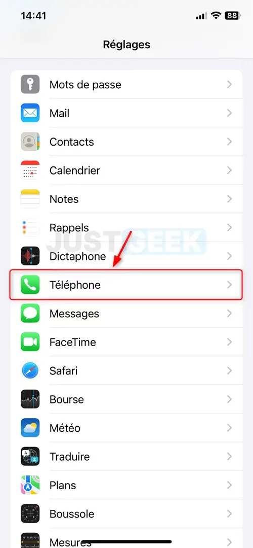 Option 'Téléphone' dans le menu de l'application 'Réglages', représentée par une icône de téléphone.