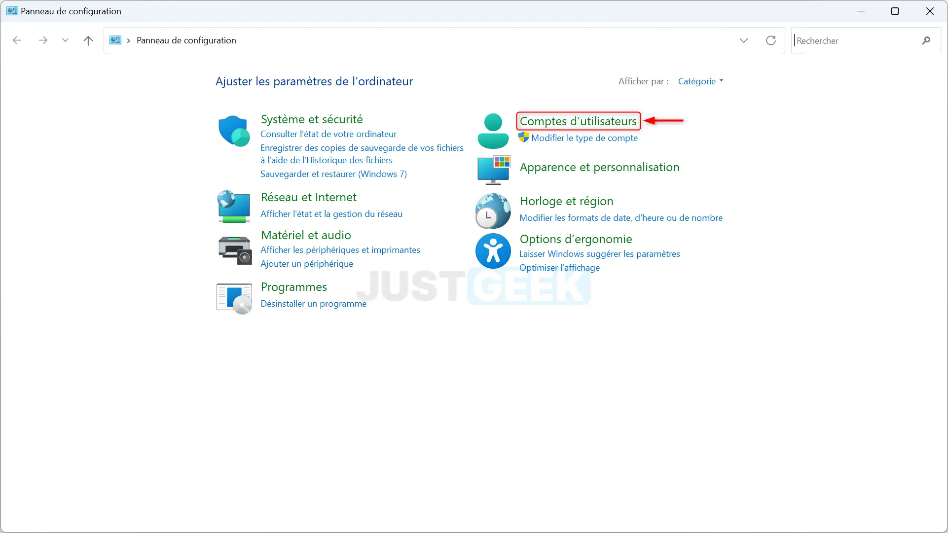 Image montrant l'option 'Comptes d'utilisateurs' dans le Panneau de configuration de Windows 11, étape pour accéder à la gestion des comptes.
