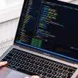 Débutant en programmation travaillant sur un projet de développement web sur un MacBook Pro