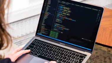 Débutant en programmation travaillant sur un projet de développement web sur un MacBook Pro