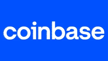 Logo Coinbase avec effet de glitch illustrant une fuite de données causée par des agents corrompus en mai 2025