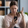 Femme agacée recevant un appel de démarchage téléphonique sur son smartphone
