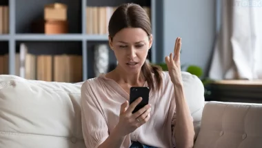 Femme agacée recevant un appel de démarchage téléphonique sur son smartphone