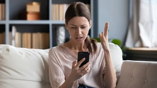 Femme agacée recevant un appel de démarchage téléphonique sur son smartphone