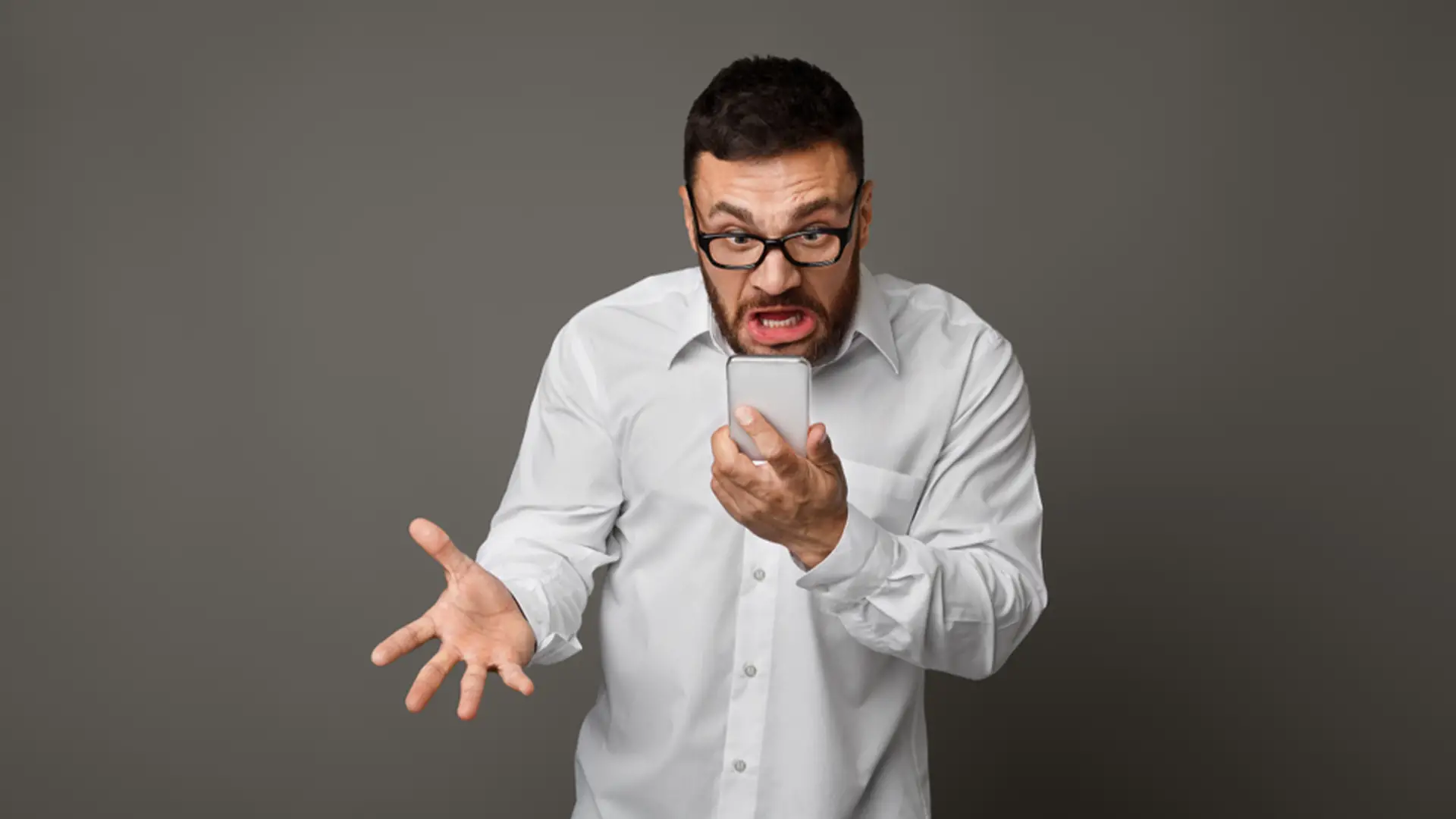 Homme en colère parlant à son téléphone après un appel de démarchage téléphonique