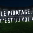 Texte "Le piratage, c’est du vol !" affiché dans un stade de football, illustration contre le streaming illégal