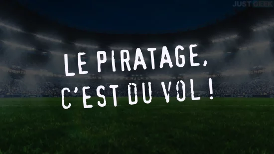 Texte "Le piratage, c’est du vol !" affiché dans un stade de football, illustration contre le streaming illégal
