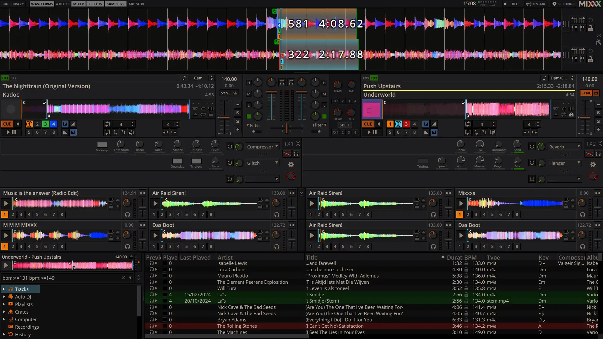 Interface de Mixxx en mode 4 decks avec formes d’onde, effets, playlists et bibliothèque musicale