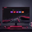 Configuration de bureau avec Opera GX affiché à l’écran, dans un setup gamer avec clavier, PC et figurine