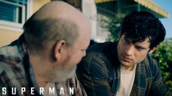 Superman (2025) : Clark Kent (David Corenswet) discute avec son père adoptif dans une scène émotive du film réalisé par James Gunn