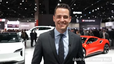 Homme souriant dans un faux salon automobile généré par l’IA Veo 3 de Google