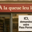 Devanture d’un bureau de tabac français avec une affiche humoristique indiquant « ICI, demandez votre Pass Porno »