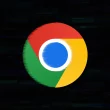 Logo de Google Chrome sur fond sombre avec effet de glitch, illustrant une faille de sécurité critique