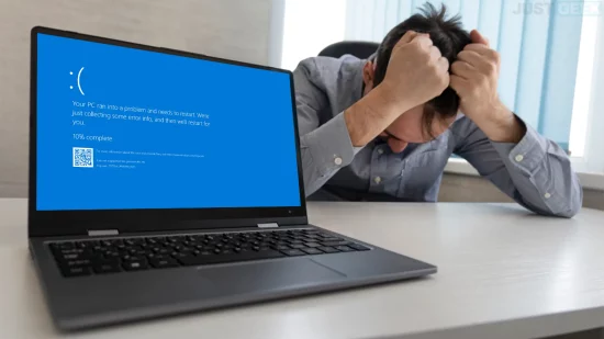 Un écran bleu de la mort (BSOD) affiché sur un PC portable, avec un utilisateur frustré en arrière-plan
