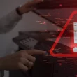 Imprimante avec un symbole d’alerte rouge illustrant une faille de sécurité critique