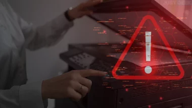 Imprimante avec un symbole d’alerte rouge illustrant une faille de sécurité critique