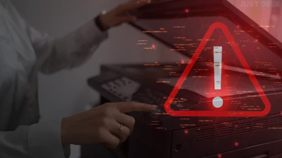 Imprimante avec un symbole d’alerte rouge illustrant une faille de sécurité critique