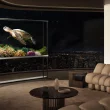 Téléviseur transparent LG OLED T affichant une scène sous-marine dans un salon luxueux avec vue nocturne sur la ville