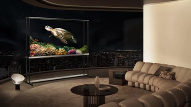 Téléviseur transparent LG OLED T affichant une scène sous-marine dans un salon luxueux avec vue nocturne sur la ville