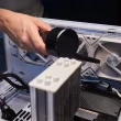 Nettoyage d’un boîtier PC avec un souffleur pour éviter la surchauffe en période de fortes chaleurs.