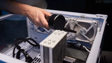Nettoyage d’un boîtier PC avec un souffleur pour éviter la surchauffe en période de fortes chaleurs.