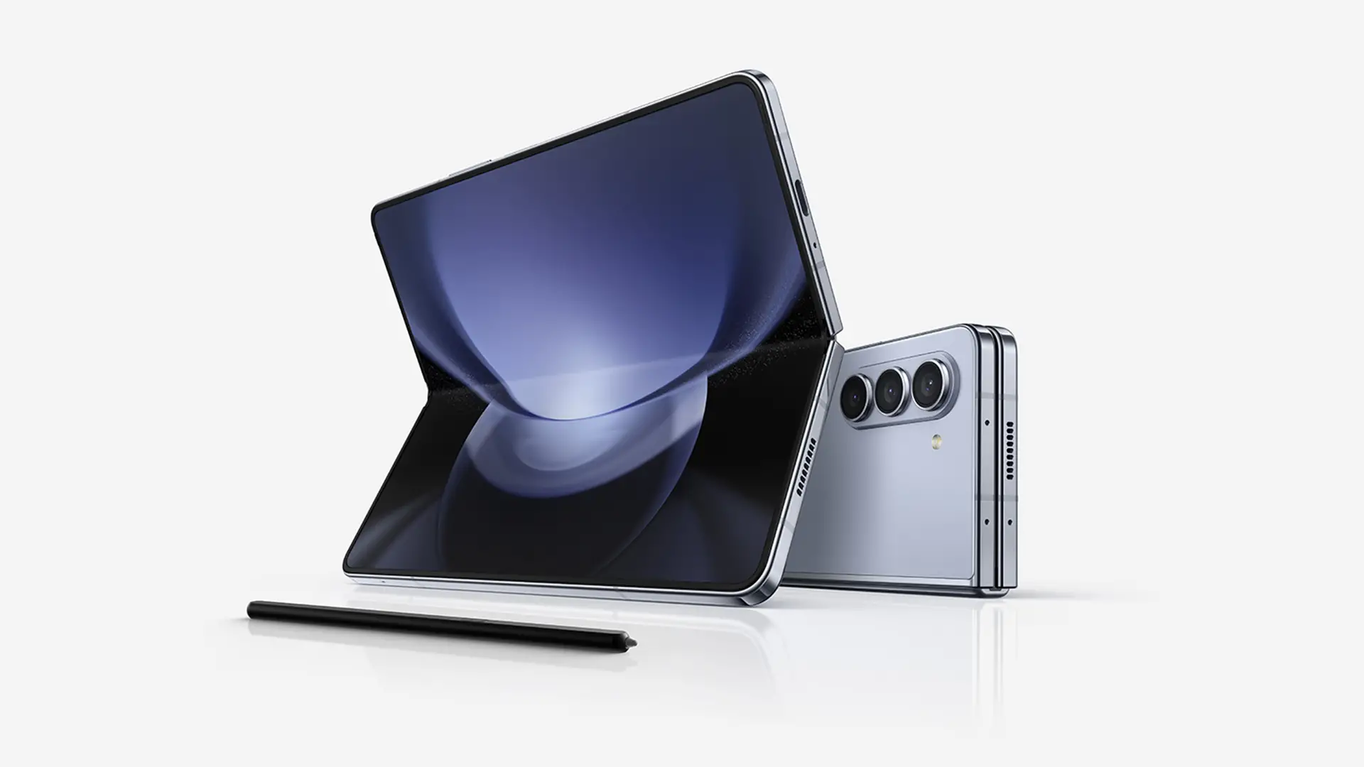 Samsung Galaxy Z Fold5 en position ouverte et fermée avec S-Pen, affichage grand format pliable