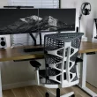 Setup de bureau avec double écran, PC fixe et chaise ergonomique – illustration pour un article sur l’assurance du matériel informatique