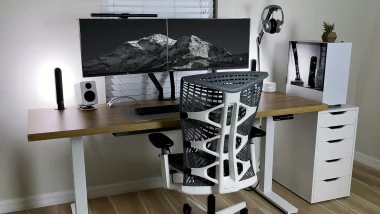 Setup de bureau avec double écran, PC fixe et chaise ergonomique – illustration pour un article sur l’assurance du matériel informatique