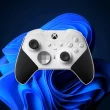 Manette Xbox sur fond de Windows 11 — illustration pour la mise à jour KB5063060 corrigeant les crashs liés à Easy Anti-Cheat