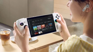 Une joueuse utilise la Xbox Ally pour lancer des jeux Xbox dans une interface fluide et tactile
