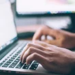Employé suivant une formation obligatoire en ligne sur ordinateur portable