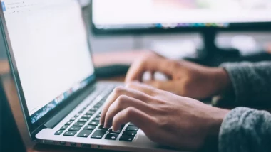 Employé suivant une formation obligatoire en ligne sur ordinateur portable